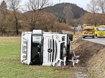 Ein Lastwagen kam zwischen Unterleinleiter und Gasseldorf von der Staatsstra&szlig;e 2187 ab und kippte die B&ouml;schung hinunter.