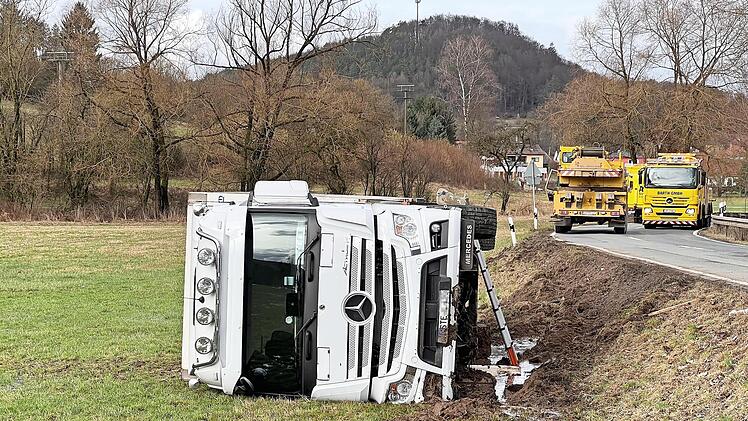 Ein Lastwagen kam zwischen Unterleinleiter und Gasseldorf von der Staatsstra&szlig;e 2187 ab und kippte die B&ouml;schung hinunter.