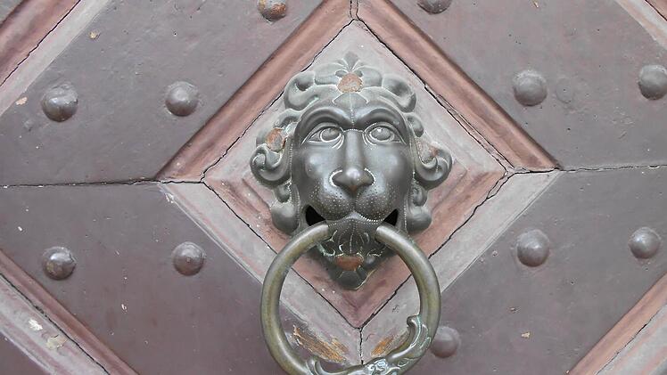 Reizvolles Detail: Der Türklopfer am großen Eingangstor.