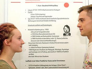 Sophia Fiedler und Ferdinand Eder haben über ihren ehemaligen Mitschüler Wilfried Böse geforscht.  Foto: Barbara Herbst