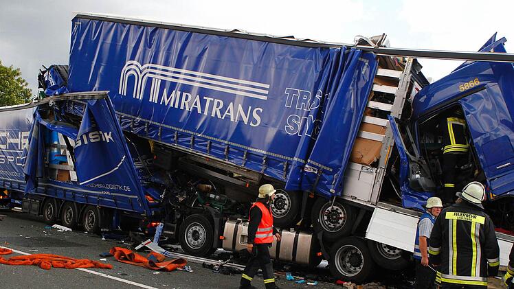 Die Lkw sind derma&szlig;en ineinander verkeilt, dass das F&uuml;hrerhaus des Unfallverursachers kaum mehr zu erkennen ist. Foto: News5 / Buerkel