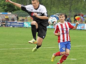 Pech hat der Sander Neuzugang Lucas Wirth (links), der mit einem mächtigen Satz in die Flanke springt, mit seinem Schuss aber knapp das Tor verfehlt. Rechts der Dampfacher Niklas Neubauer.  Foto: Günther Geiling