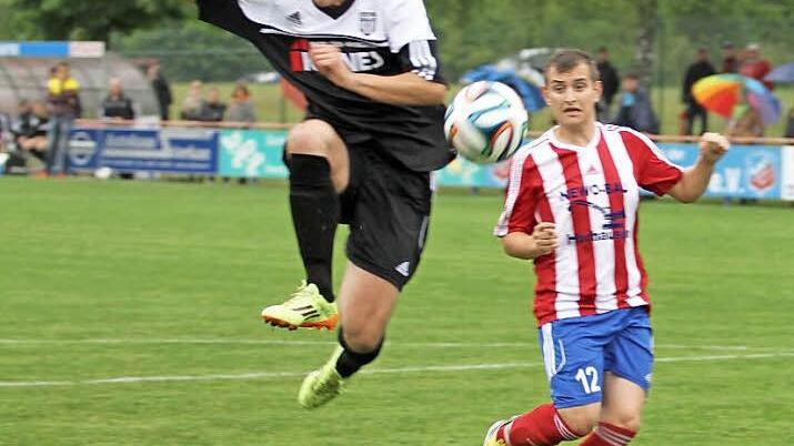 Pech hat der Sander Neuzugang Lucas Wirth (links), der mit einem mächtigen Satz in die Flanke springt, mit seinem Schuss aber knapp das Tor verfehlt. Rechts der Dampfacher Niklas Neubauer.  Foto: Günther Geiling