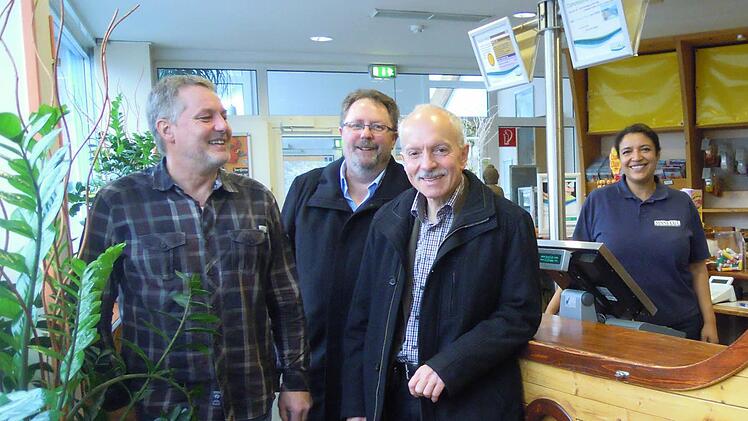 Betriebsleiter Jürgen Ankenbrand (von links), Norbert Schneider (Veranstaltungen) und Geschäftsführer Günter Schneider im Eingangsbereich der Therme Sinnflut. Foto: Julia Raab