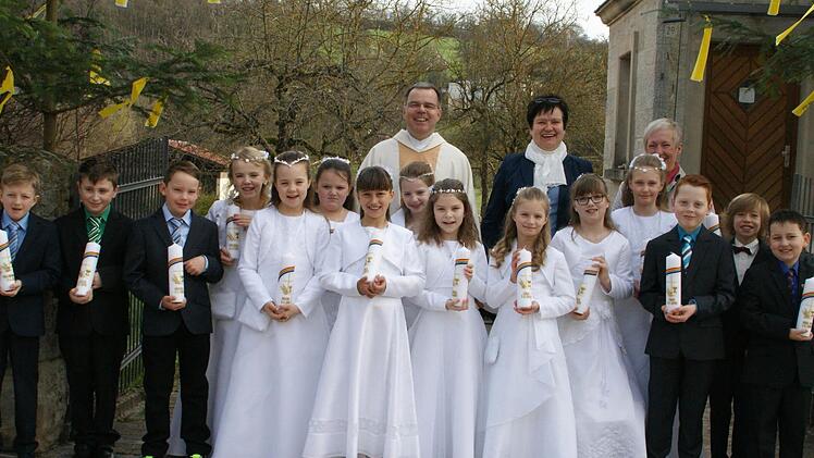 Trossenfurt &mdash; In der Kirche St. Jakobus f&uuml;hrte Domkapitular Dr. Gerhard F&ouml;rch sechs Buben und neun M&auml;dchen aus der Pfarrei Oberschleichach und der Kuratie Trossenfurt erstmals zum Tisch des Herrn. Den Festgottesdienst feierten die Kinder mit ihrer Lehrerin Anita Amend und Elfriede Nu&szlig;baum, die die Vorbereitung mitgestaltete.  Foto: Sabine Weinbeer