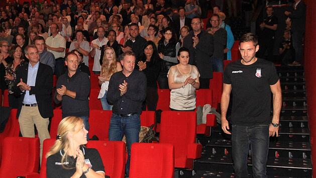 Wanamaker-Nachfolger Fabien Causeur stand im Fokus bei der Teampr&auml;sentation. Die neue "Nr. 1" wurde im Cinestar st&uuml;rmisch begr&uuml;&szlig;t. Fotos: Bertram Wagner