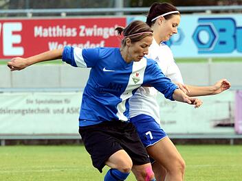 ASV Weisendorf - SV Langensendelbach: Die junge Heimelf um Laura Mönch (weißes Trikot) musste nach vier Siegen ohne Gegentreffer im Spitzenspiel viel Lehrgeld bezahlen. Fotos: herzopress