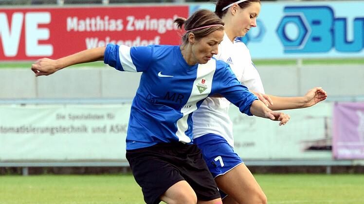 ASV Weisendorf - SV Langensendelbach: Die junge Heimelf um Laura Mönch (weißes Trikot) musste nach vier Siegen ohne Gegentreffer im Spitzenspiel viel Lehrgeld bezahlen. Fotos: herzopress
