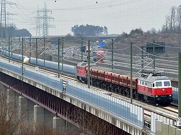 Noch fahren nur Testzüge auf der Neubaustrecke zwischen Erfurt und Ebensfeld. Ab Dezember wird das anders, und die schnellen Züge sollen eng mit den Regionalzügen vertaktet werden, versprechen die Bayerische Eisenbahngesellschaft und die Bahn. Foto: Michael Resch/CT-Archiv