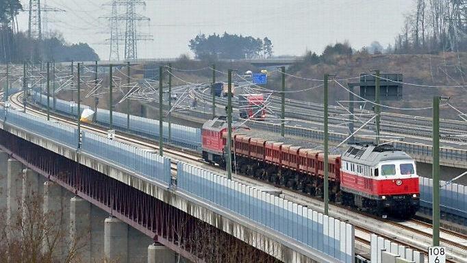 Noch fahren nur Testzüge auf der Neubaustrecke zwischen Erfurt und Ebensfeld. Ab Dezember wird das anders, und die schnellen Züge sollen eng mit den Regionalzügen vertaktet werden, versprechen die Bayerische Eisenbahngesellschaft und die Bahn. Foto: Michael Resch/CT-Archiv