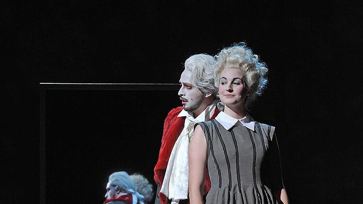Turbulente Verwechslungen: Szene aus der Neuinszenierung von "Figaros Hochzeit" am Landestheater Coburg.Foto: Andrea Kremper