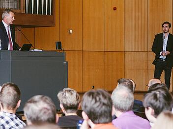 Christian Wulff sprach an der Bamberger Universität über Deutschland und Europa. Philipp Lang (r.) ist Mitglied des "Arbeitskreises Politikwissenschaft", der den ehemaligen Bundespräsidenten nach Bamberg geholt hat. Foto: Ludwig Hagelstein