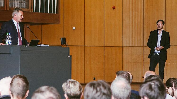 Christian Wulff sprach an der Bamberger Universität über Deutschland und Europa. Philipp Lang (r.) ist Mitglied des "Arbeitskreises Politikwissenschaft", der den ehemaligen Bundespräsidenten nach Bamberg geholt hat. Foto: Ludwig Hagelstein