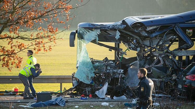 Nach dem tragischen Zusammensto&szlig; zweier Linienbusse am Donnerstag (15.11.2018) bei Ammerndorf im Landkreis F&uuml;rth will die Polizei nun die beiden schwerverletzten Busfahrer sowie eine Autofahrerin befragen. Foto: Daniel Karmann/dpa