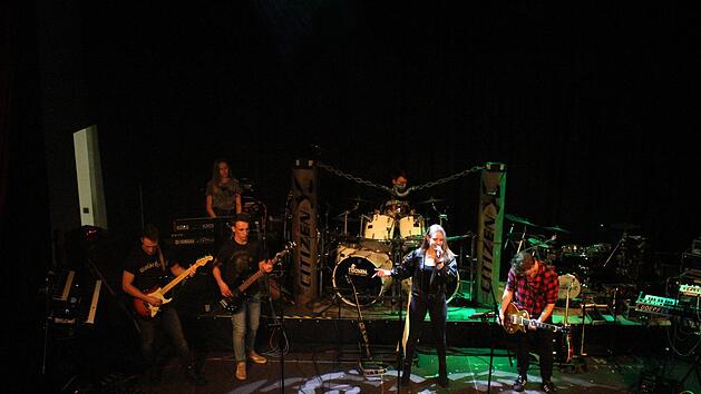 Die Band On.Stage machte am Samstagabend den Auftakt. Foto: Yannick Hupfer