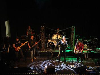 Die Band On.Stage machte am Samstagabend den Auftakt. Foto: Yannick Hupfer