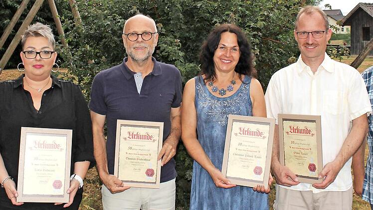 Die Jubilare beim SC Großgarnstadt Marion Brenner, Katja Hofmann, Thomas Siebenhaar, Christine Pötsch-Lauer und Oliver Lauer wurden vom Vorsitzenden, Holger Hopf (von links), für ihre langjährige Mitgliedschaft ausgezeichnet. Foto: Alexandra Kemnitzer