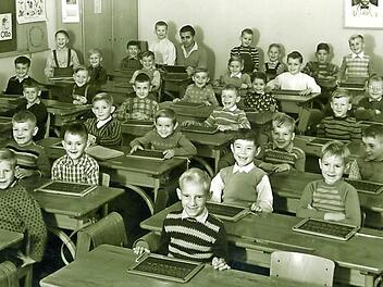 Vor 60 Jahren wurden die Jungs in der Pestalozzischule eingeschult. Bei der Wiedersehensfeier wird diesmal der ehemalige Klassenlehrer Fritz Günther (hinten links) nicht mehr dabei sein. Er ist seinen Schülern in guter Erinnerung geblieben. Foto: Roland Heeb