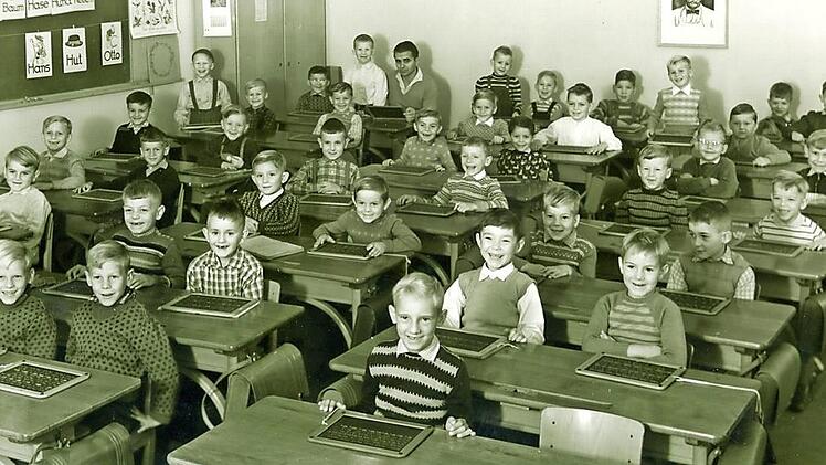 Vor 60 Jahren wurden die Jungs in der Pestalozzischule eingeschult. Bei der Wiedersehensfeier wird diesmal der ehemalige Klassenlehrer Fritz Günther (hinten links) nicht mehr dabei sein. Er ist seinen Schülern in guter Erinnerung geblieben. Foto: Roland Heeb
