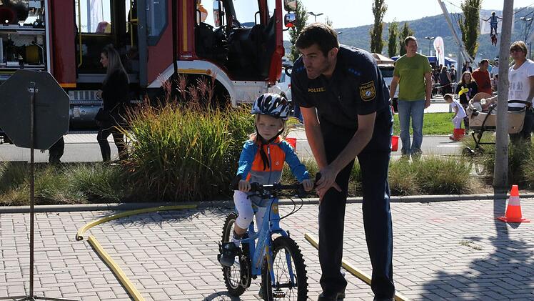 Solomea bekommt beim Radfahren Hilfestellung von der Polizei. Foto: Wolfgang Desombre