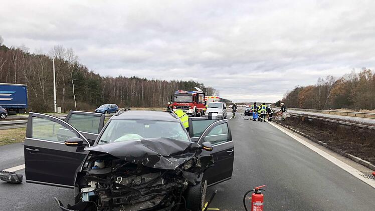 Tödlicher Unfall auf der A3: Ein Beifahrer eines Toyotas verlor am Sonntagmorgen zwischen Höchstadt-Ost und Erlangen-West sein Leben. Foto: NEWS5 / Merzbach