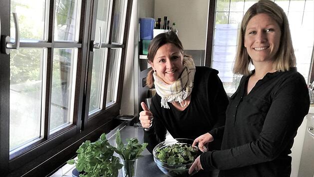 Mit Freude am Werk: Sandra Aum&uuml;ller (links) und Jacqueline K&ouml;llmeier bereiten eine Mahlzeit zu. Mit simplen Zutaten und ohne gro&szlig;en Aufwand l&auml;sst sich etwas Abwechslung in die eigenen K&uuml;che bringen - die beiden zeigen wie's geht.  Foto: privat