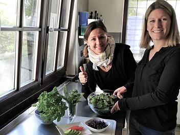 Mit Freude am Werk: Sandra Aumüller (links) und Jacqueline Köllmeier bereiten eine Mahlzeit zu. Mit simplen Zutaten und ohne großen Aufwand lässt sich etwas Abwechslung in die eigenen Küche bringen - die beiden zeigen wie's geht.  Foto: privat
