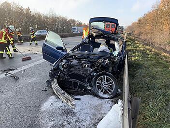 Ein schwerer Verkehrsunfall ereignete sich am Freitagmittag (18. Dezember 2020) auf der A6 auf der H&ouml;he der Anschlussstelle Ansbach.