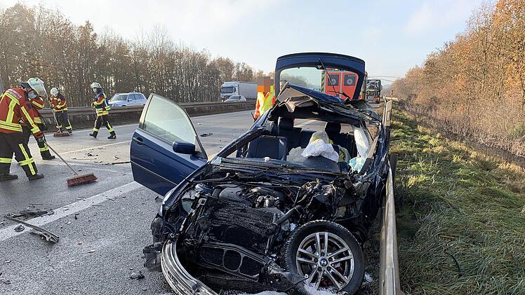 Ein schwerer Verkehrsunfall ereignete sich am Freitagmittag (18. Dezember 2020) auf der A6 auf der H&ouml;he der Anschlussstelle Ansbach.