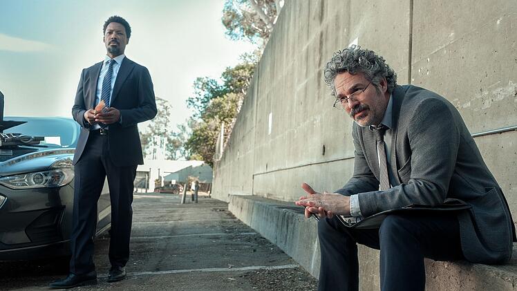 Detective Lubesnick (Mark Ruffalo, rechts, mit Corey Hawkins) hat erkannt, dass Mike Davis immer entlang der Route 101 zuschl&auml;gt. Aber reicht das auch, um den Gangster zu fassen?