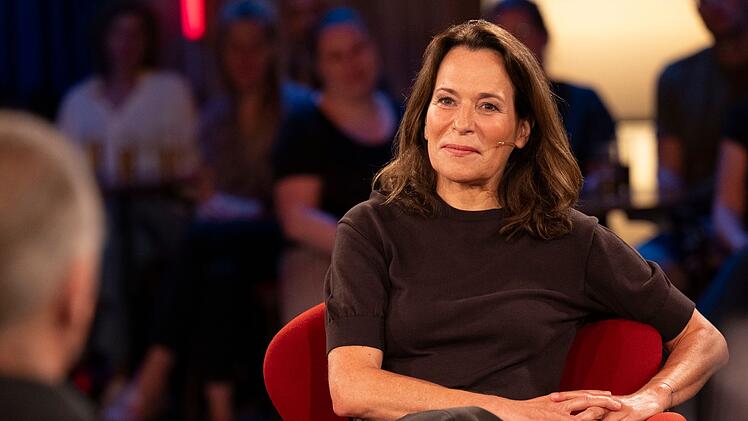 Anne Will hat im "K&ouml;lner Treff" erz&auml;hlt, wie sie den Rosenmontag auf dem Karnevalswagen des Pr&auml;sidenten miterlebte.
