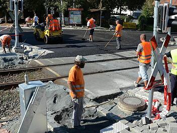 Wenn die Bauarbeiter am Freitag Feierabend machen, ist die Berliner Straße in Trebgast wieder frei befahrbar. Foto: Dieter Hübner