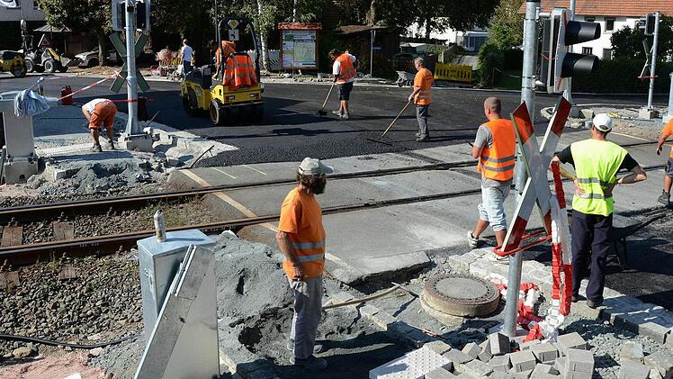 Wenn die Bauarbeiter am Freitag Feierabend machen, ist die Berliner Straße in Trebgast wieder frei befahrbar. Foto: Dieter Hübner
