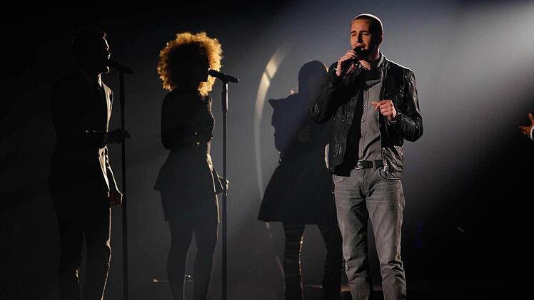 Michael Lane beim Finale von The Voice of Germany. Mit Weltstar Leona Lewis sang er ein Duett, doch leider erreichte der 26-Jährige aus Dorfhaus (Kreis Forchheim) nur den dritten Platz. Fotos: © SAT.1/ProSieben/Richard Hübner