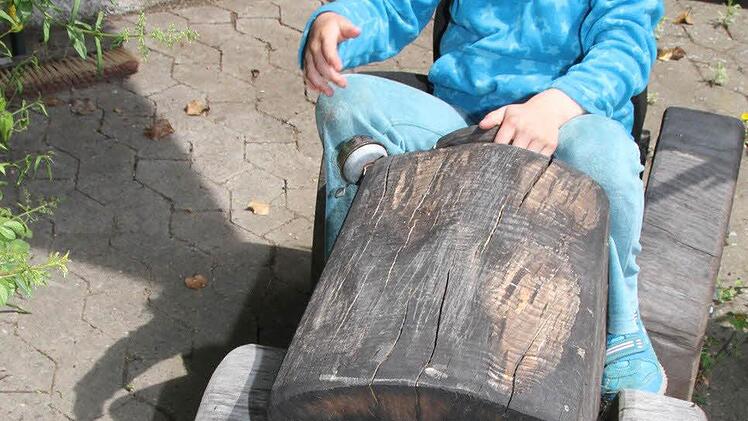 Auch der Wurzeltraktor ist ganz nach Charlottes Geschmack, auf die Ausstellung am Wochenende konnte der allerdings nicht mit, denn er war einfach zu schwer. Foto: Sonja Adam