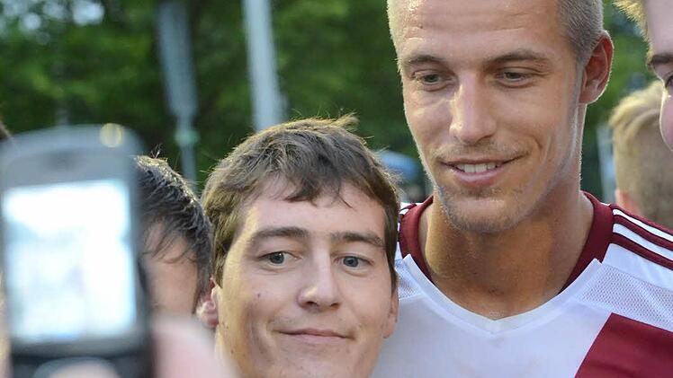 Impressionen vom Spiel des 1. FC Nürnberg (weiße Trikots) gegen die Würzburger Kickers (2:2). Foto: Jürgen Schmitt