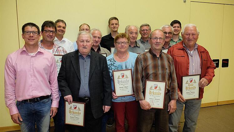 Zum Ehrungsfoto stellte sich der TSV auf (vorn, von links ): Vorsitzender Matthias Hüttl, Robert Föller, Renate Meyer, Volker Schmitt, Heinz Halbig, (Mitte, v. l.): Christoph Föller, Helmut Halbig, Erich Söder, Klaus Muth, (hinten, v. l.): Schatzmeister Frank Mersdorf, Sebastian Wufka, Maximilian Kiesner, Albrecht Eyrich-Halbig sowie 2. Vorsitzender Stefan Eyrich-Halbig.  Foto: Gerd Schaar