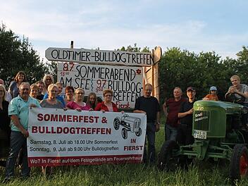 Viele Helfer werden gebraucht, damit das Festwochenende am 8. und 9. Juli reibungslos verläuft. Hier rühren einige Mitglieder der Fierster Feuerwehr noch einmal kräftig die Werbetrommel. Foto: Janina Reuter