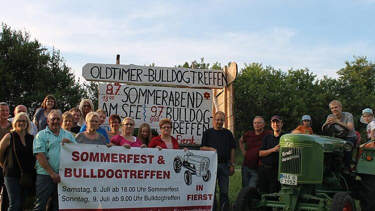 Viele Helfer werden gebraucht, damit das Festwochenende am 8. und 9. Juli reibungslos verläuft. Hier rühren einige Mitglieder der Fierster Feuerwehr noch einmal kräftig die Werbetrommel. Foto: Janina Reuter
