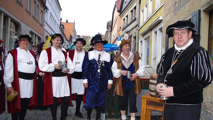 Für einen kritischen Facebook-Post über Gisela Lang und Walter Schinzel-Lang steht Stadtvogt Hans Götz (vorne) derzeit in der Kritik. Zwischen ihm und Lang will nun Kronachs Bürgermeister Wolfgang Beiergrößlein (blaues Kostüm) vermitteln. Foto: privat
