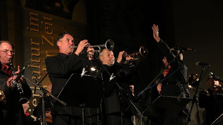Finale furioso: Die Musiker der Old Beertown Jazzband und der Micha Winkler's Hot Jazzband vereint zum Schlusslied "Ice Cream". Fotos. Jochen Nützel
