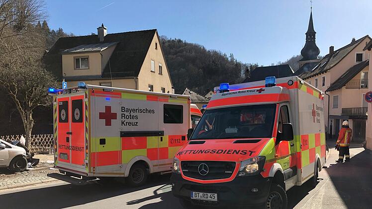 Bei einem schweren Unfall im Landkreis Bayreuth sind drei Personen verletzt worden. Foto: NEWS5 / Fricke