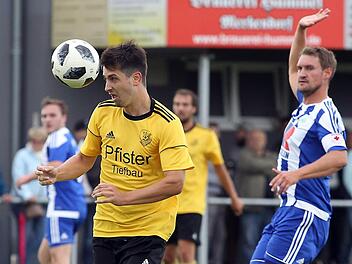 Der FSV Unterleiterbach mit Franz Schmuck (links) und die SpVgg Ebing mit Johannes Landgraf trennten sich im Hinspiel mit 2:2. Ein Ergebnis, das diesmal keinem weiterhelfen w&uuml;rde.  Foto: sportpress