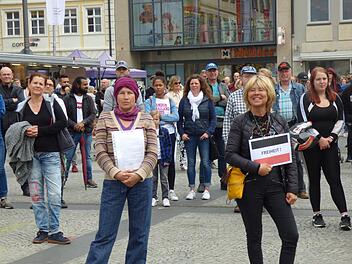 Am Samstag protestierten zahlreiche Menschen auf dem Maxplatz in Bamberg gegen die aktuelle Corona-Politik mit Maskenpflicht und weiteren Einschränkungen. Foto: Thomas Weichert