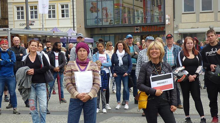 Am Samstag protestierten zahlreiche Menschen auf dem Maxplatz in Bamberg gegen die aktuelle Corona-Politik mit Maskenpflicht und weiteren Einschränkungen. Foto: Thomas Weichert