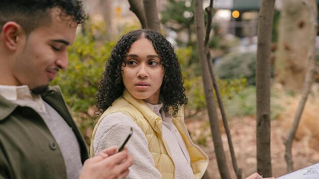 Wie geht man mit Eifersucht in der Beziehung um?