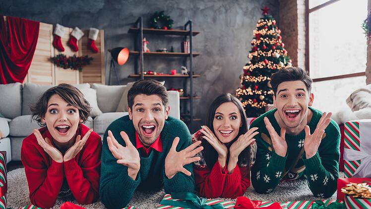 Freunde feiern Weihnachten mit Geschenken
