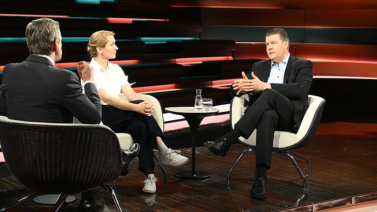 Mit Andreas Dressel (SPD, rechts) und Ines Schwerdtner (Die Linke) sprach Markus Lanz am Mittwoch unter anderem &uuml;ber das Thema Migration.