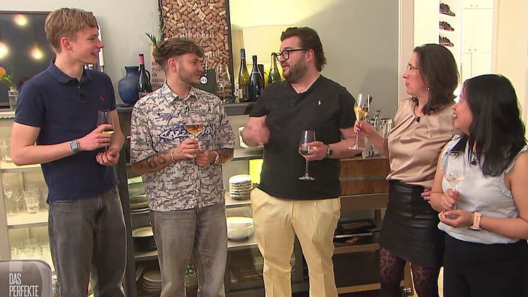 Noah, Jannik, Gregor, Daniela und Thanh feiern den Doppelsieg in Berlin.