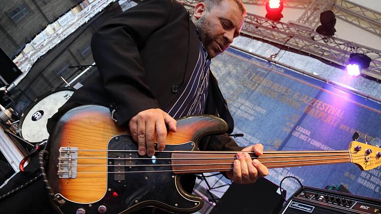 Bass: Gabriel Coronel